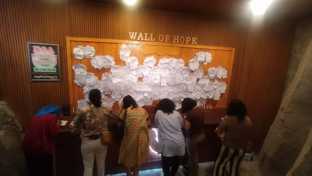 Klien Panti Betesda menulis harapan di Wall of Hope Bukit Rhema