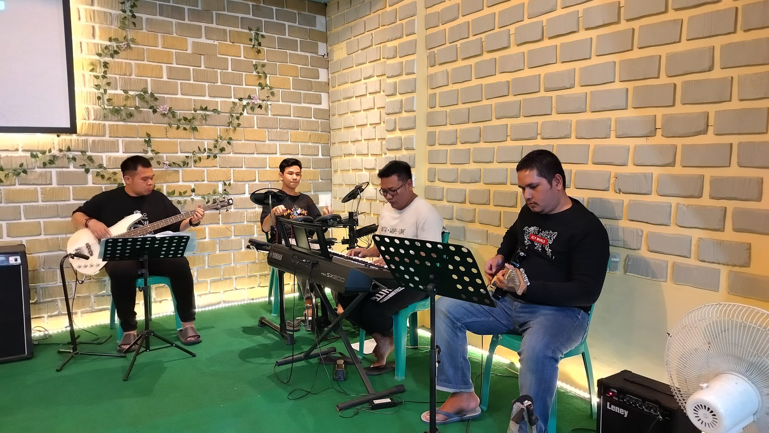 Latihan musik di Panti Rehabilitasi Betesda